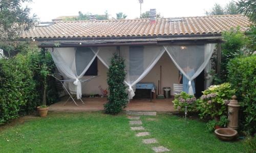 Casa indipendente con giardino - piscina e tennis condominiali tra Orbetello ed Ansedonia