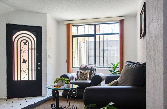 Casa Iona, beginning of downtown Morelia, warm, clean, coffee and garage included.