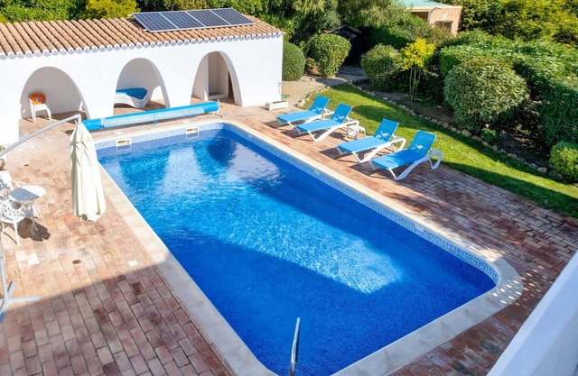Geräumige Villa mit 4 Schlafzimmern in Gehweite von Carvoeiro mit beheiztem Pool