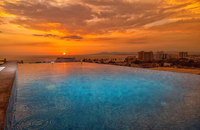 ANSICHTEN! Neues modernes Haus mit Infinity-Pool und zu Fuß zu allen Aktivitäten