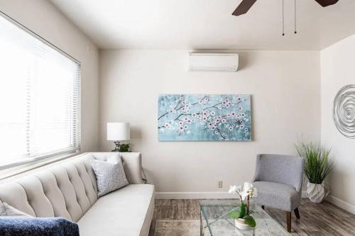 Casa Italia -2BR- FREE Driveway parking for 2 cars