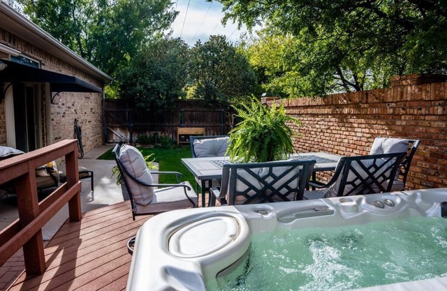 Casa Italia Retreat Sleeps 10 with Hot tub for 6.