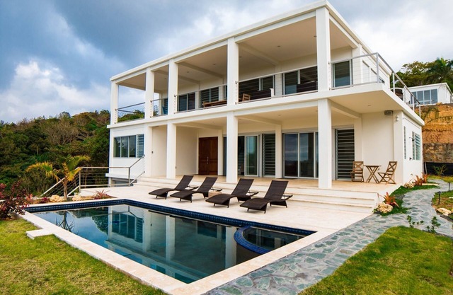 Casa Kahuna ist ein neu aufgeführtes Haus mit 4 Schlafzimmer, 3 1/2 Bäder & privatem Pool