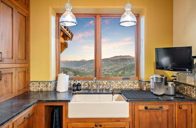 Casa Kaleidoscope – Eco-Luxury Hilltop Retreat