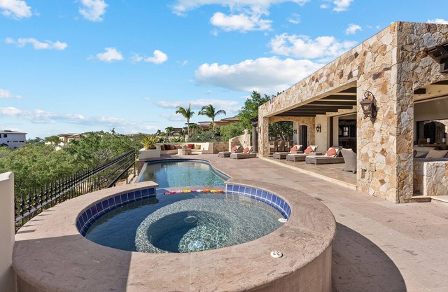 Casa Kay: Luxury & Ocean Views Golf nearby at Puerto Los Cabos. Promos available