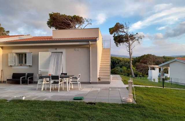 Casa Kia- Dog Friendly ! excliusive fenced garden in pine forest - sea at 3min.