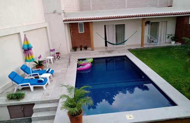 Casa Las Golondrinas cuenta con alberca privada y suites con baño completo y AC.