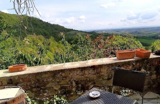 Casa Lissy: A characteristic two-story independent house made of stone, with Free WI-FI.