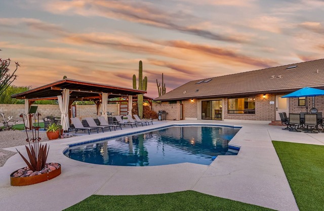 Casa Luna - 8BR w/ Pool, Hot Tub, Putting Green | Pet Friendly