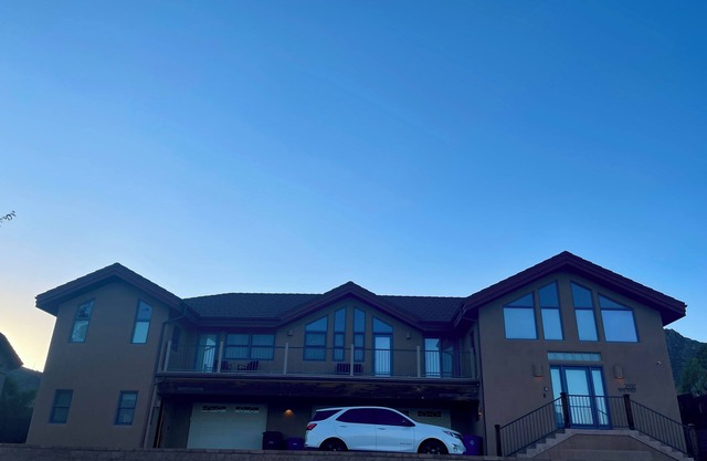 Casa Luna - Executive Lodging with Mountain Views ~5 min from LANL