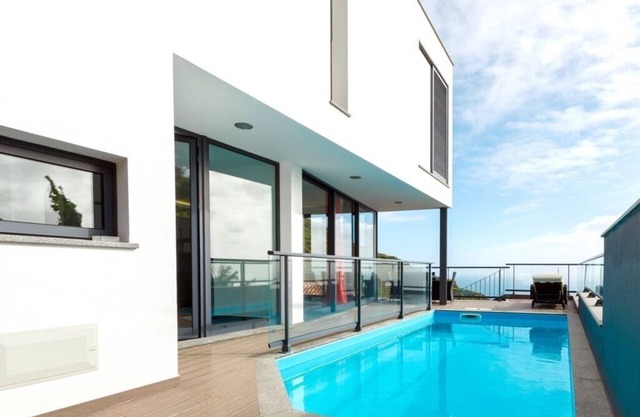 Moradia de Luxo com 3 Quartos, piscina e vista mar
