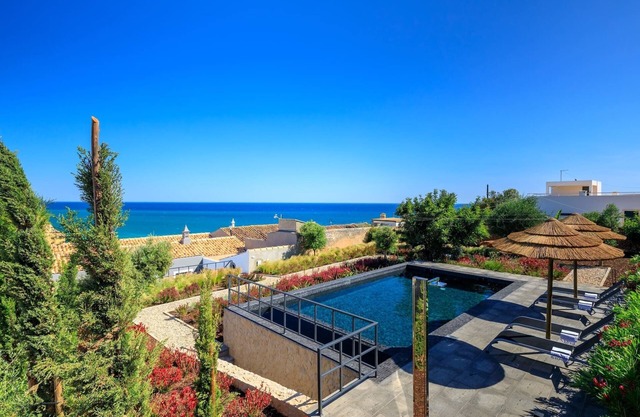 Kürzlich umgebaute Villa mit privatem beheiztem Pool im Herzen von Carvoeiro