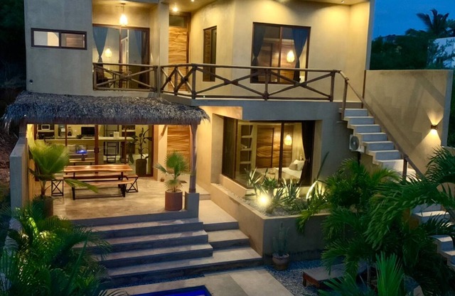 CASA MALOYA alberca y vista del mar