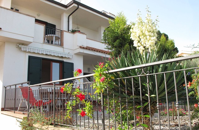 Casa Margherita 2 - Doppelhaushälfte mit privatem Garten und Meerblick