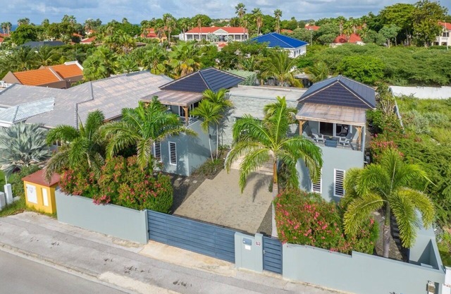 Luxury 6 Bed and 4 Bath villa, 200 yards from supermarket & Jan Thiel beach