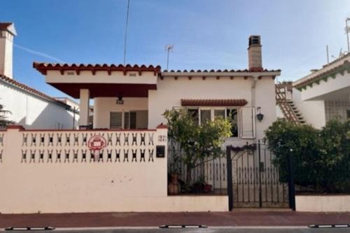 Casa mediterránea junto al mar.