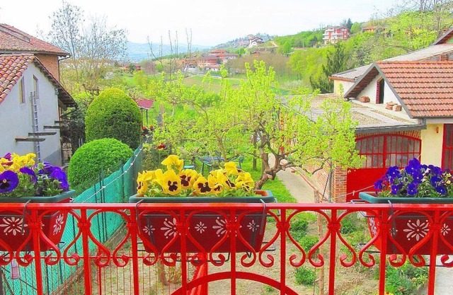 Casa Menestrello B, fully refundable with voucher*: A welcoming apartment situated in the Roero area of Piedmont, with Free WI-FI.