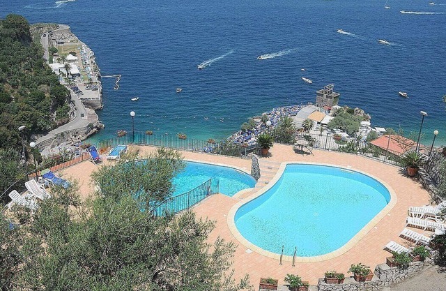 Casa Milli C: A cozy apartment situated on a promontory facing the sea.