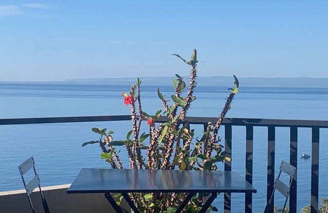 Eine paradiesische Ecke mit Blick auf das Meer der mythischen Riviera dei Ciclopi