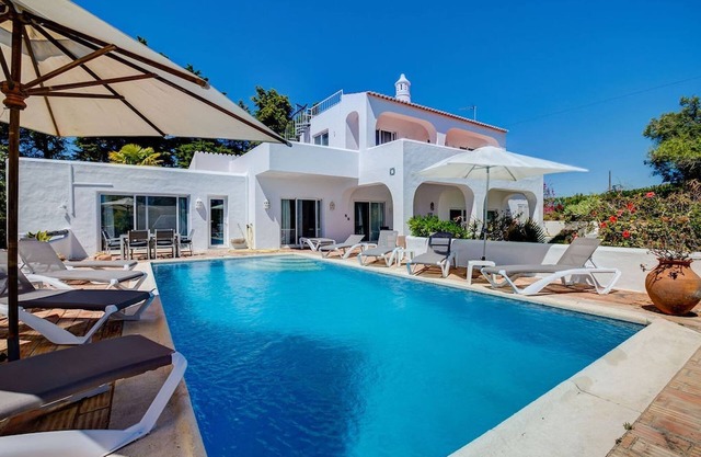 Das Hotel liegt am Carvoeiro Clube, fabelhaften Poolbereich und Gärten, ideal für Familien