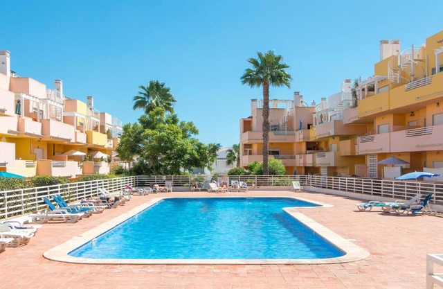Casa Nobre 2BDR - 4 mins walk Train Station - Pool - Patio - Quiet