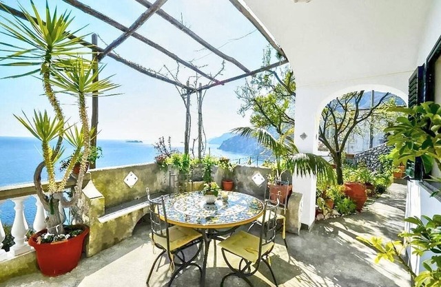 Casa Odetta: Eine helle Wohnung mit Blick auf die Sonne und das Meer.