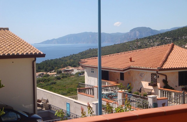 Komfortable Wohnung mit Meer- und Bergblick und Veranda. Öffentlicher Parkplatz