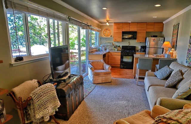 Casa Pacifica: Quiet & Serene, 1 Bd, 1 Bath, Kitchen, Pets Welcome, Pvt Entrance