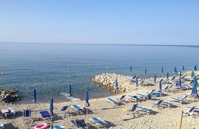 Casa Panna B: Eine fröhliche Wohnung, die Teil einer Villa direkt am Strand ist.
