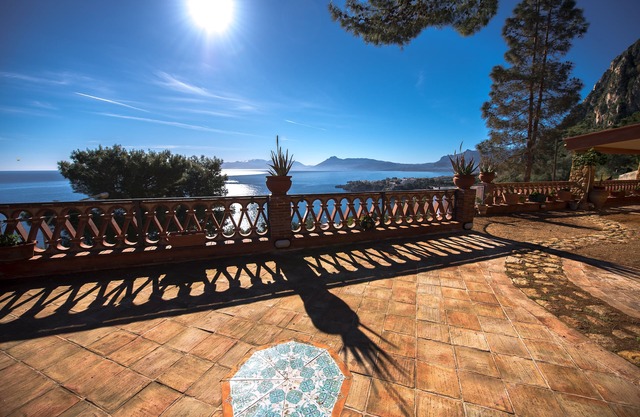 Übersicht Haus, repräsentative Villa mit Meerblick Terrassen