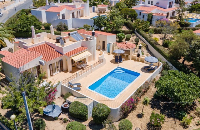 Casa Patricia: Superb villa on Vale do Milho with heated pool