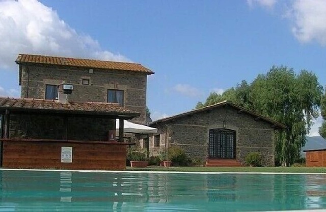 Casa Pausania E: Eine charakteristische Wohnung, die Teil eines alten Bauernhauses ist, umgeben von Weinbergen und Olivenhainen.