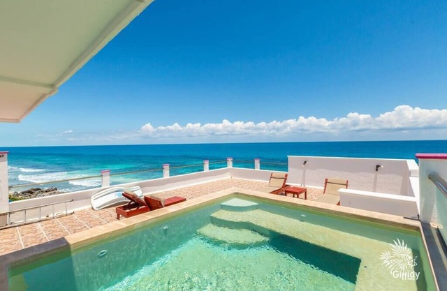 Casa Perla Suite 3 : Oceanfront Studio with Rooftop Dipping Pool
