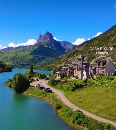 CASA PIXURRI en Lanuza compuesta de 5 apartamentos turísticos en casona pirenaica