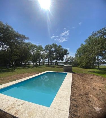 Casa quinta con piscina sobre el rio