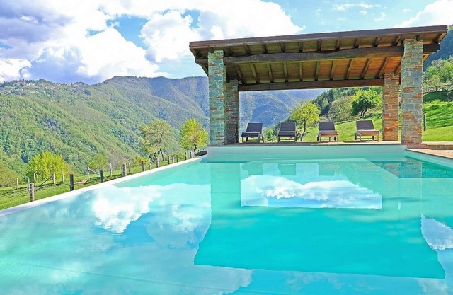 Casa Robia A, fully refundable with voucher*: A characteristic and welcoming apartment that is part of a villa, surrounded by Garfagnana Valley, with Free WI-FI.