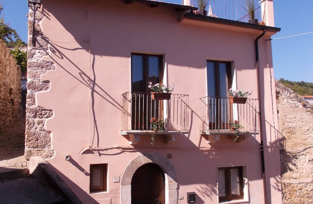 Casa Rosa Freistehendes Cottage in Village mit Dachterrasse, Garten, Grill und kostenfreiem WLAN