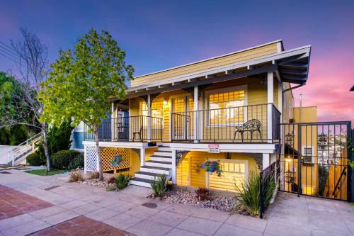 Casa San Diego - Spacious Getaway with Backyard, Firepit, Kid Zone