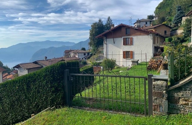 Casa Savina, Stunning Lake and Mountain Views, Private Garden With Parking Space