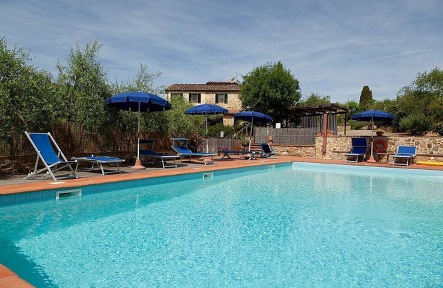 Casa Sparviero B: Eine charakteristische Wohnung, die das gesamte Erdgeschoss einer Villa auf einer Etage einnimmt und von Wiesen und grünen Hügeln umgeben ist.