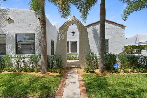 Casa Sunshine - Mediterranean Style Meets Cabana Life