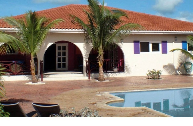 Die farbenfrohste Luxusvilla mit Pool