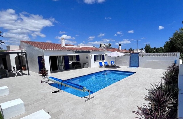 Geräumige Villa mit 3 Schlafzimmern innerhalb des privaten Pools