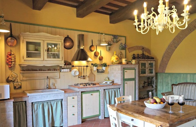 "Clock Tower Apartment" in mittelalterlichem Dorf in der Nähe von Pisa, Lucca, Florenz