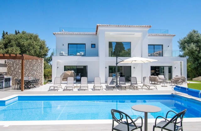 Casa Tres Rosas - 6 Bedroom Villa with heated pool - Carvoeiro. Walking distance