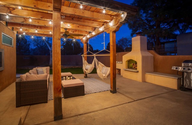 CASA de Los Ranchos 4BR/2BA North Valley Greenbelt, Trails, Shopping & Dining.