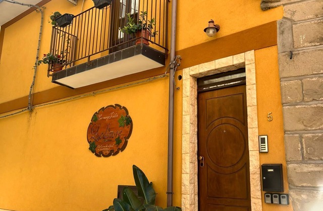 CASA VACANZE "ANTICO BORGO A DUE PASSI DALLE GOLE ALCANTARA" APPARTAMENTO ULIVO