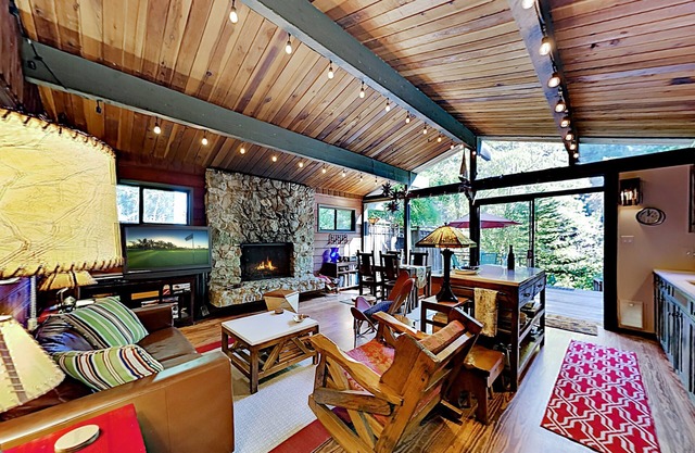 Casa Verde | Gorgeous Gated Creekside Retreat | Hot Tub, Fireplace & Firepit