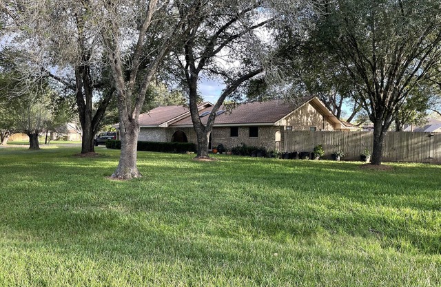 Casa Victoria-Coffee Bar, Pool, Privacy fenced, 3/2 bath, Kid's PlayRm, Shopping