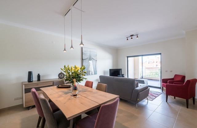 Atemberaubende 2 Schlafzimmer, 2 Badezimmer Luxus Marina Apartment in bester Lage.